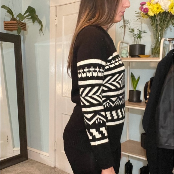 Black & White Patterned Sweater - Picture 9 of 10